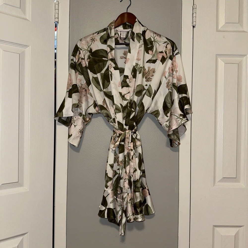 Victorias Secret Medium Here Comes The Bride Floral Satin Short Wrap Robe  Xs/s